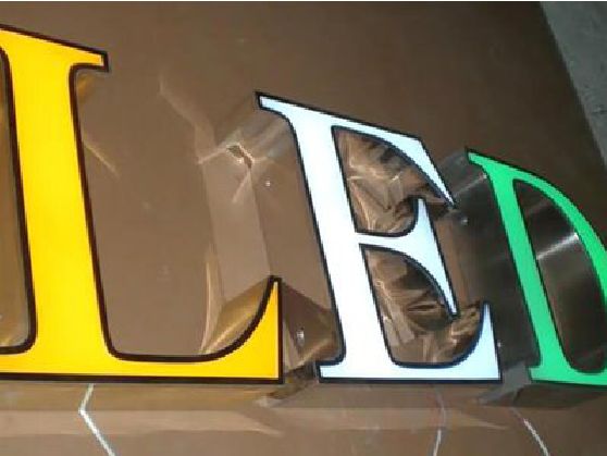 浮梁介绍LED招牌的基础知识。